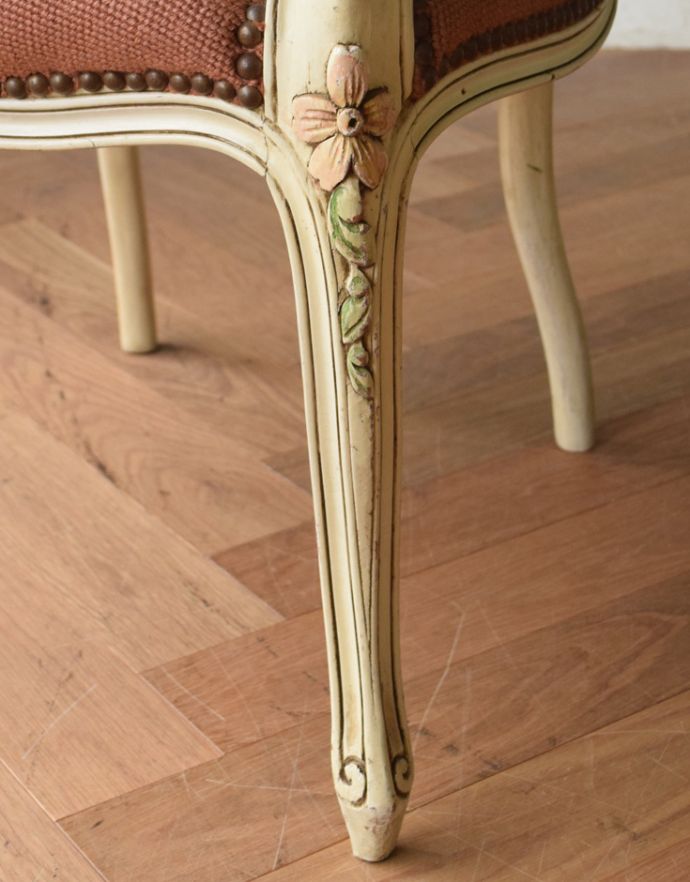 サロンチェア　アンティーク チェア　フランス生まれのサロンチェア、華やかなアンティークプチポワンチェア。脚の彫、形が女性らしいデザインです。(j-483-c-2)