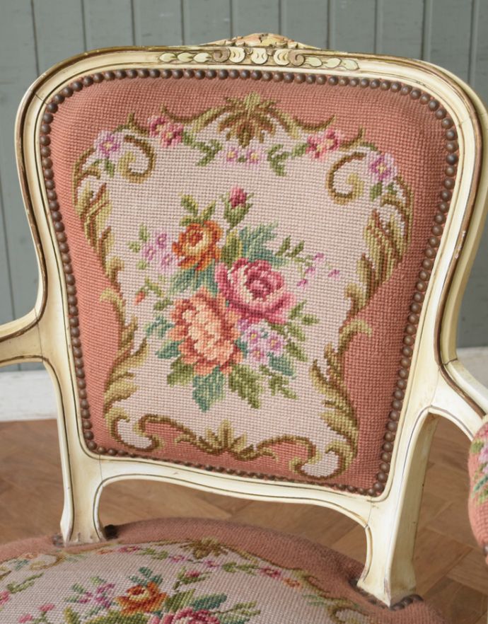 サロンチェア　アンティーク チェア　フランス生まれのサロンチェア、華やかなアンティークプチポワンチェア。マリーアントワネットが愛した刺繍プチポワンとは18〜19世紀にかけて宮廷の貴婦人たちが余暇に楽しんだ刺繍のこと。(j-483-c-3)