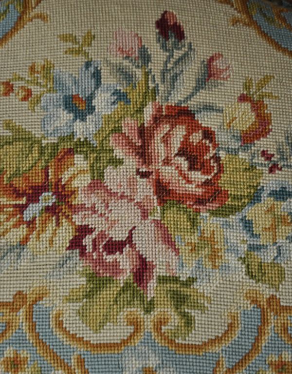 アンティーク チェア　ゴージャスなフランスのアンティークソファ、プチポワンサロンチェア（２人掛け）。美しい刺繍の花束です。(j-548-c)