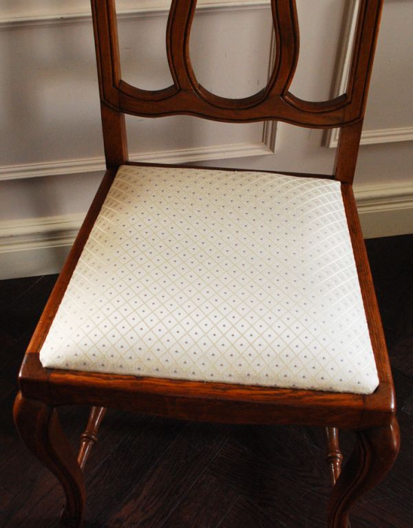 アンティーク チェア　装飾がキレイなフランスの椅子、アンティークダイニングチェア。布が貼ってあるので、長時間座っても疲れません。(j-551-c)