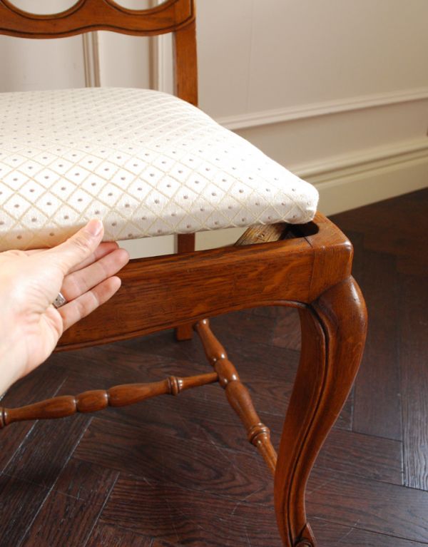 アンティーク チェア　装飾がキレイなフランスの椅子、アンティークダイニングチェア。このタイプのアンティークの椅子は座面の取り外しが簡単に出来るようになっています。(j-551-c)