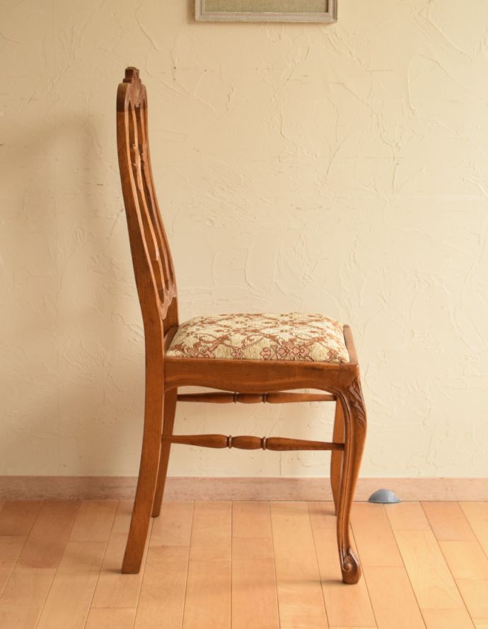 ダイニングチェア　アンティーク チェア　装飾が美しいフランスの椅子、アンティークダイニングチェア。横から見ても綺麗な装飾が楽しめます。(j-563-c)