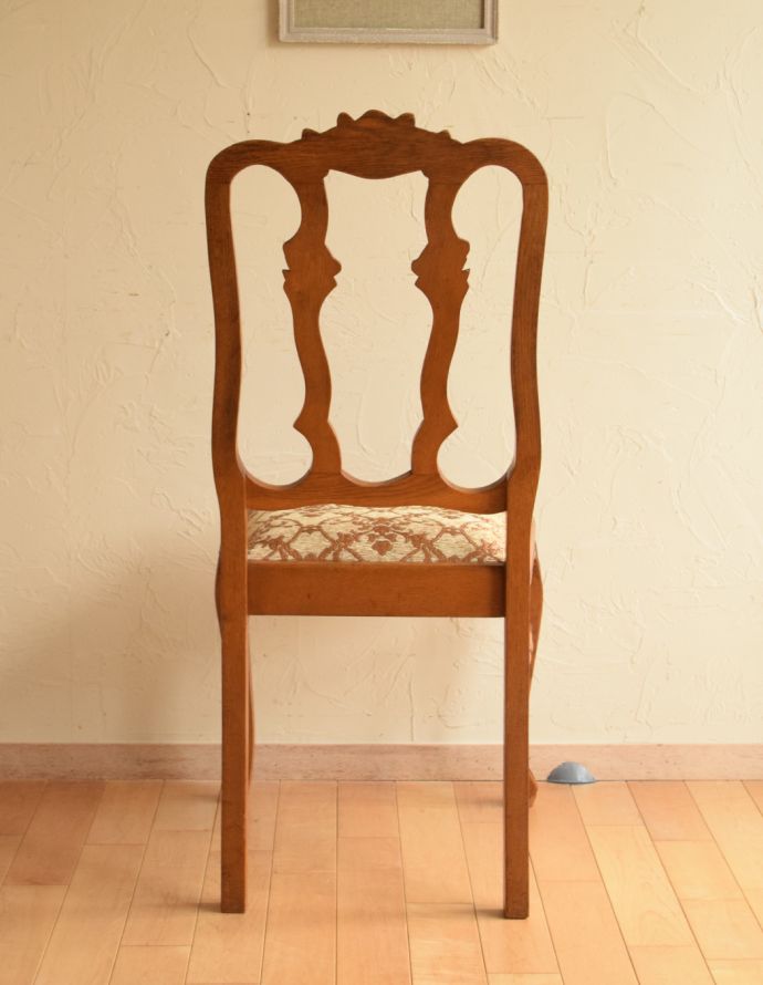 ダイニングチェア　アンティーク チェア　装飾が美しいフランスの椅子、アンティークダイニングチェア。アンティークらしく、流行を追わずに長く使えるデザイン。(j-563-c)