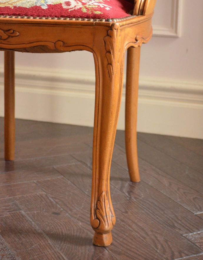 サロンチェア　アンティーク チェア　フランス生まれのめずらしいアンティークプチポワンチェア。脚の彫、形が女性らしいデザインです。(j-568-c)