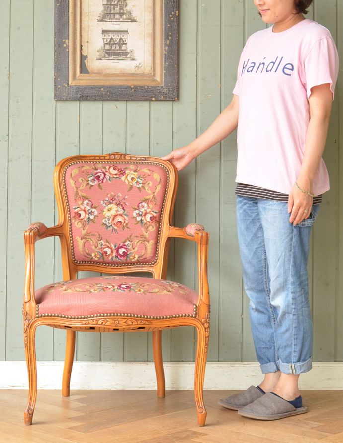 サロンチェア　アンティーク チェア　刺繍がとっても美しいフランスアンティーク、ピンクのアンティークプチポワンチェア。飾っても使っても楽しめる椅子です。(j-570-c)