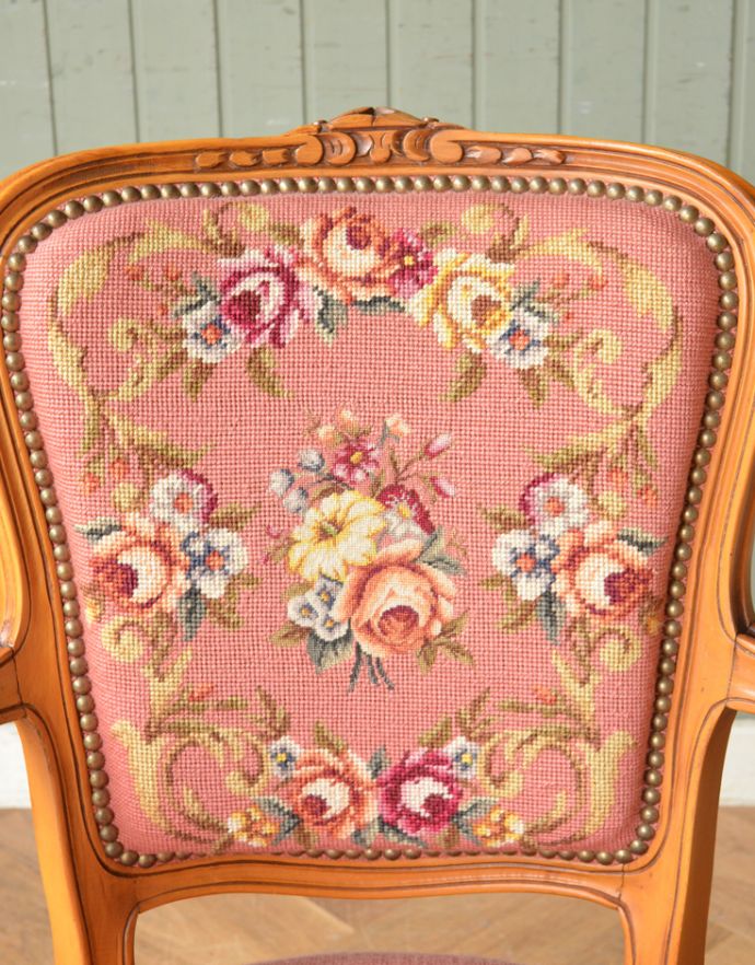 サロンチェア　アンティーク チェア　刺繍がとっても美しいフランスアンティーク、ピンクのアンティークプチポワンチェア。色合いが上品で高級感があります。(j-570-c)
