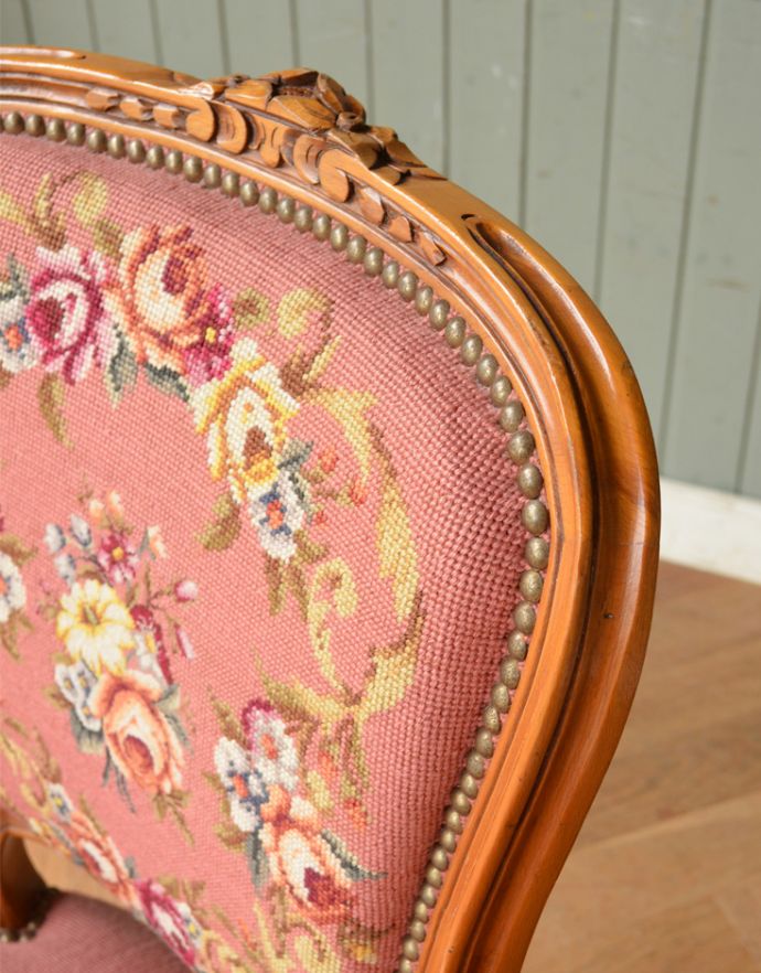 サロンチェア　アンティーク チェア　刺繍がとっても美しいフランスアンティーク、ピンクのアンティークプチポワンチェア。背もたれの上には可愛いお花の飾りです。(j-570-c)