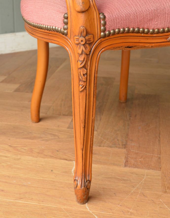 サロンチェア　アンティーク チェア　刺繍がとっても美しいフランスアンティーク、ピンクのアンティークプチポワンチェア。脚の彫、形が女性らしいデザインです。(j-570-c)