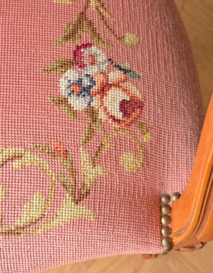 サロンチェア　アンティーク チェア　刺繍がとっても美しいフランスアンティーク、ピンクのアンティークプチポワンチェア。女性らしいデザイン。(j-570-c)