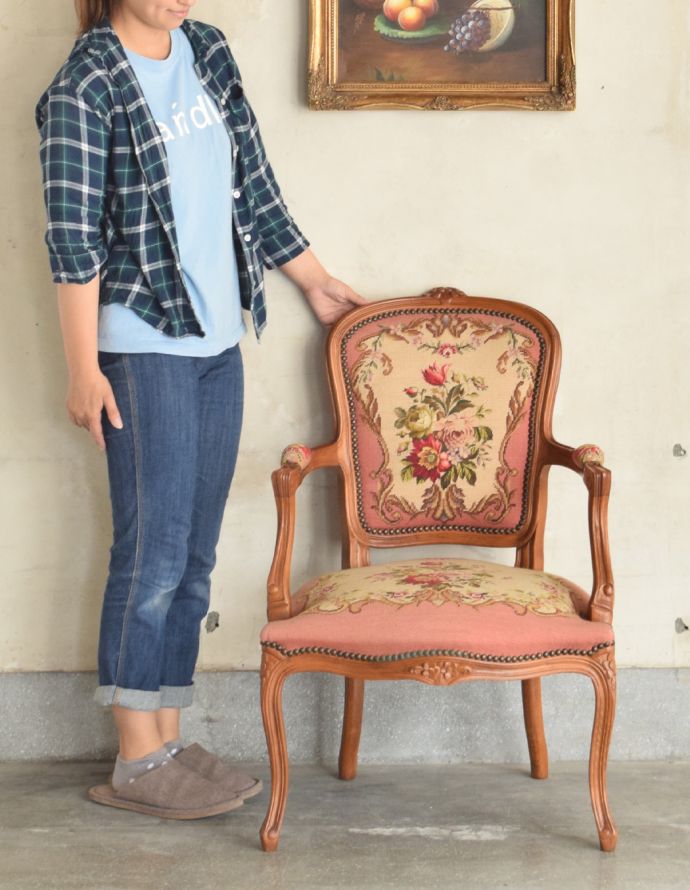 サロンチェア　アンティーク チェア　フランス生まれのサロンチェア、華やかなアンティークプチポワンチェア。飾っても使っても楽しめる椅子です。(j-571-c)