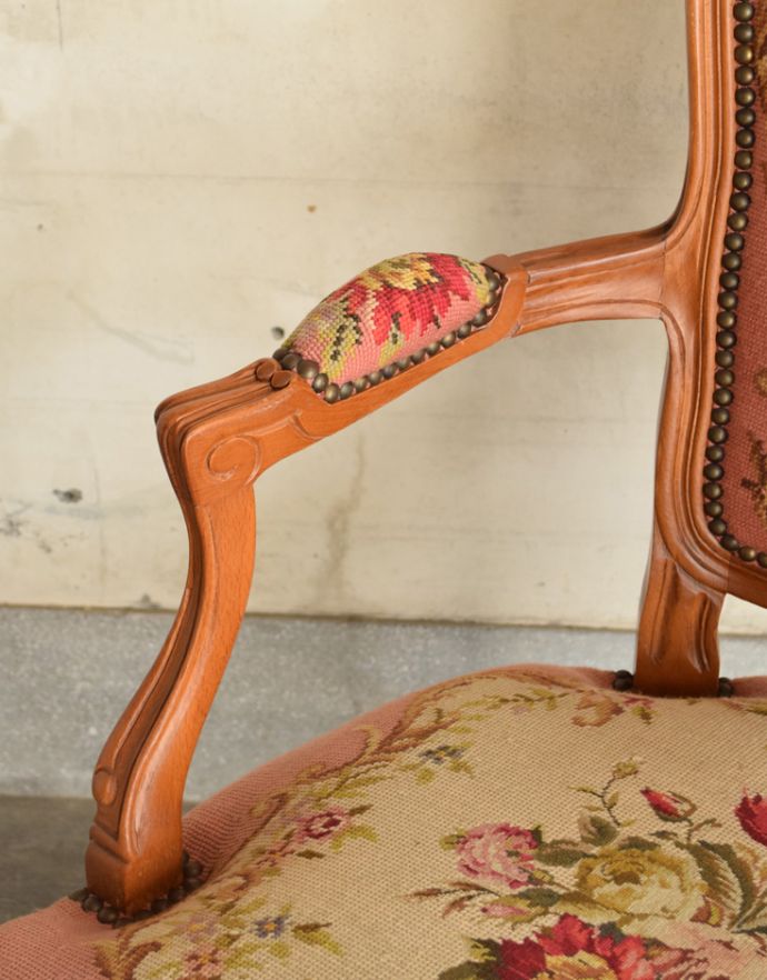 サロンチェア　アンティーク チェア　フランス生まれのサロンチェア、華やかなアンティークプチポワンチェア。そっと手を置きたくなるアームに施された刺繍。(j-571-c)