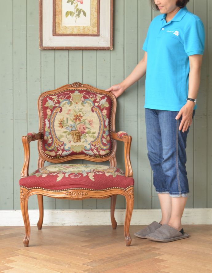 サロンチェア　アンティーク チェア　エレガントなアンティークチェア、プチポワンのアームチェア（レッド）。飾っても使っても楽しめる椅子です。(j-572-c)