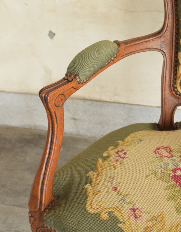 サロンチェア　アンティーク チェア　フランスのアンティークチェア、オーク材のプチポワンアームチェア（グリーン）。そっと手を置きたくなるアームに施された刺繍。(j-574-c)