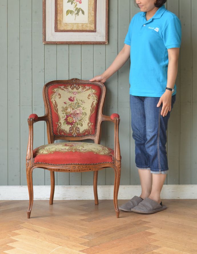 サロンチェア　アンティーク チェア　フランス生まれのエレガントなアンティークチェア、プチポワンのアームチェア（レッド）。飾っても使っても楽しめる椅子です。(j-575-c)