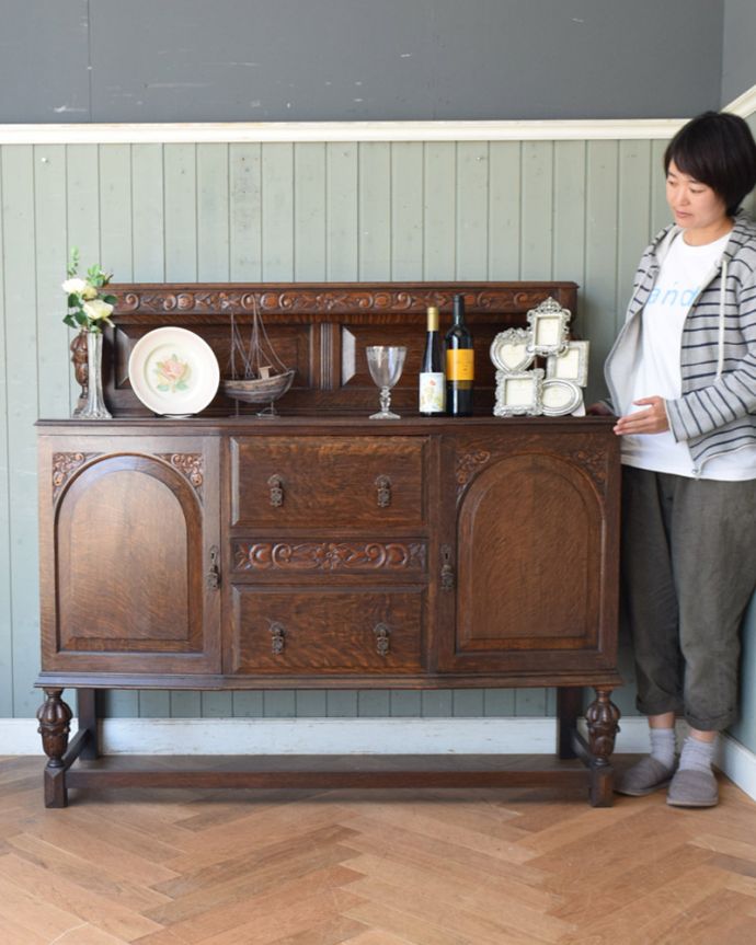 サイドボード　アンティーク家具　英国アンティーク家具、オーク材の上品なサイドボード。贅沢なほどに施された装飾がオンリーワンのサイドボード。(j-575-f-1)