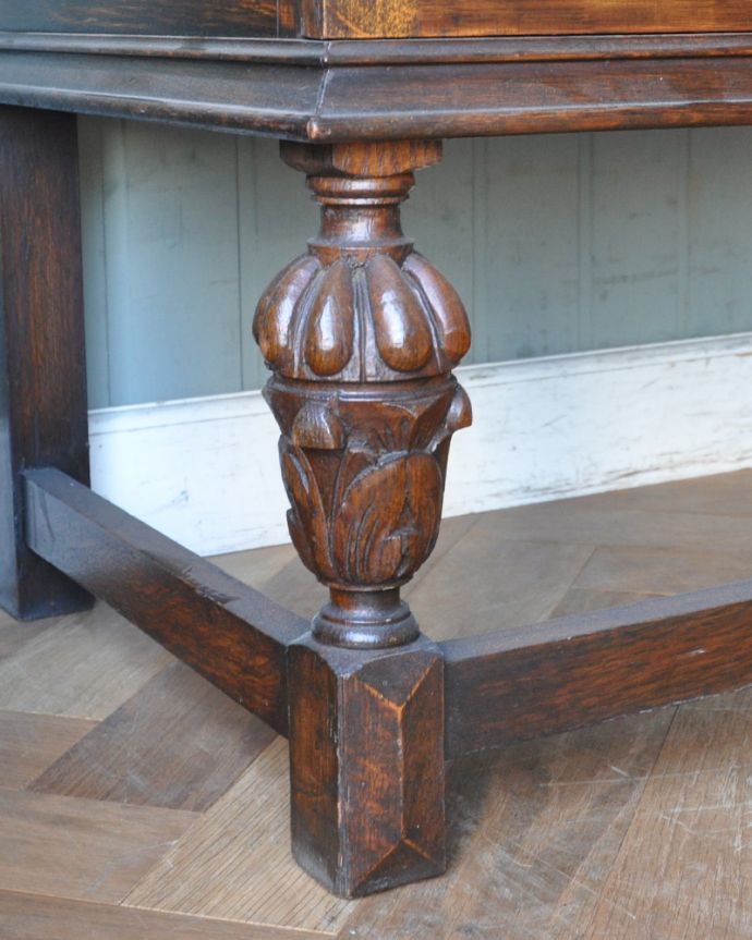 サイドボード　アンティーク家具　英国アンティーク家具、オーク材の上品なサイドボード。どっしりとした貫禄のある脚。(j-575-f-1)