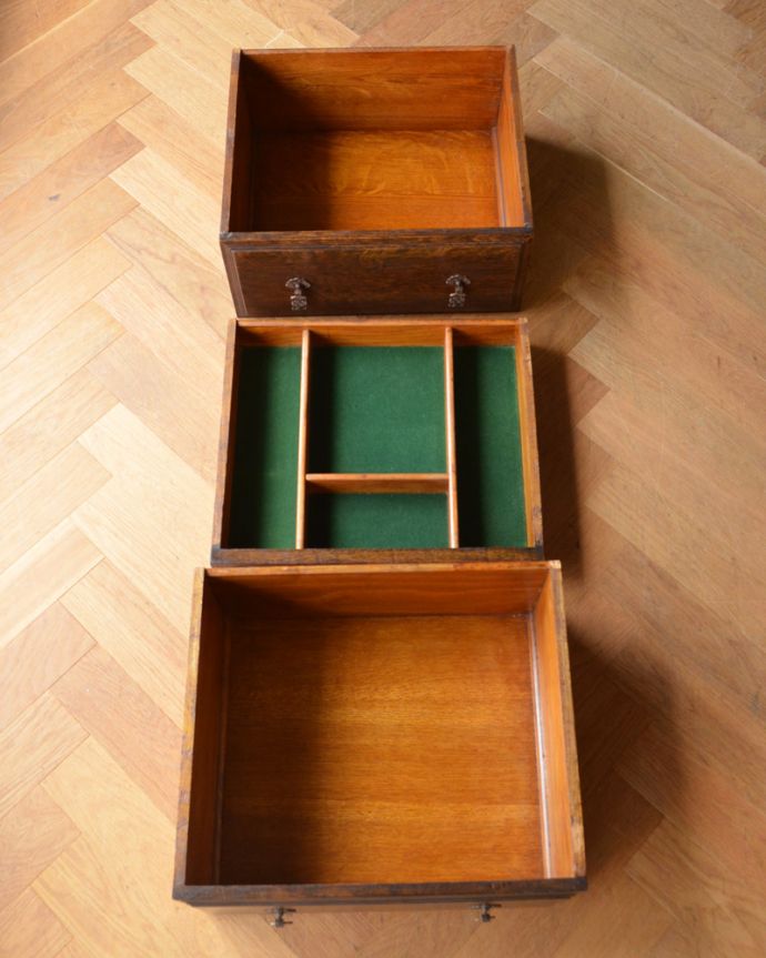 サイドボード　アンティーク家具　英国アンティーク家具、オーク材の上品なサイドボード。引き出しがあるので細かいものもしまえます。(j-575-f-1)
