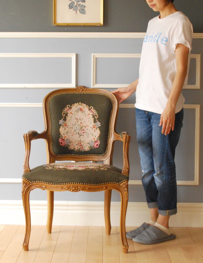 フレンチカブリオル　アンティーク チェア　刺繍がとっても美しいフランスアンティーク、シックなカラーのプチポワンチェア。飾っても使っても楽しめる椅子です。(j-576-c)
