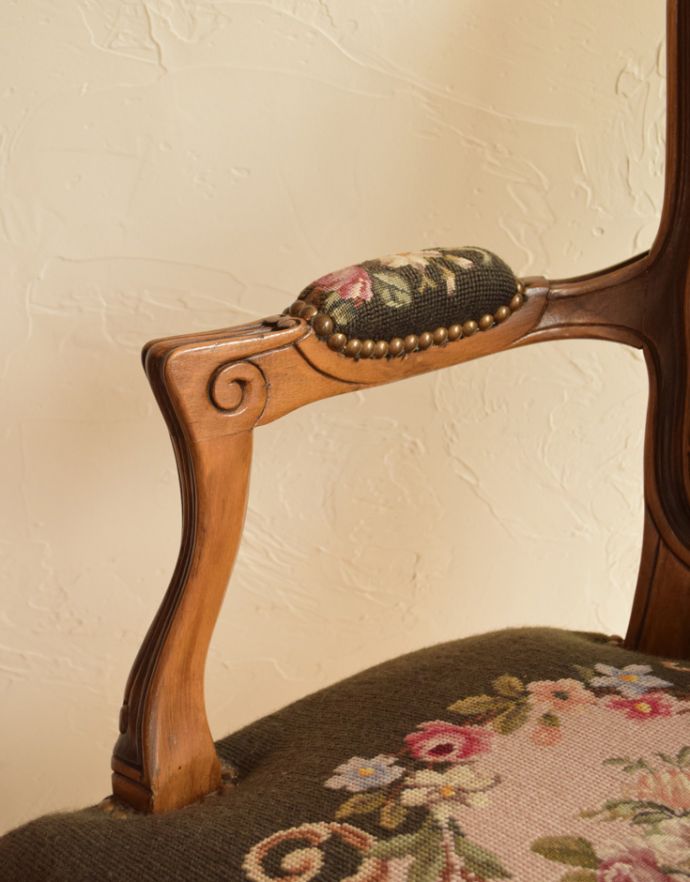 フレンチカブリオル　アンティーク チェア　刺繍がとっても美しいフランスアンティーク、落ち着いたシックなカラーのプチポワンチェア。アームの部分にも刺繍が。(j-577-c)