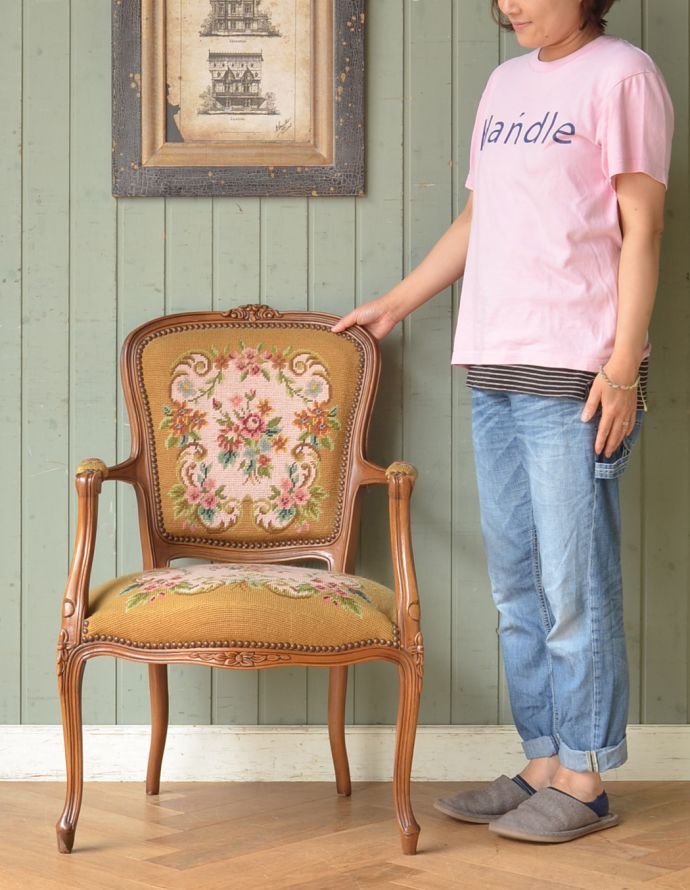 フレンチカブリオル　アンティーク チェア　刺繍が美しいフランス生まれのアンティークプチポワンチェア（イエロー）。飾っても使っても楽しめる椅子です。(j-578-c)