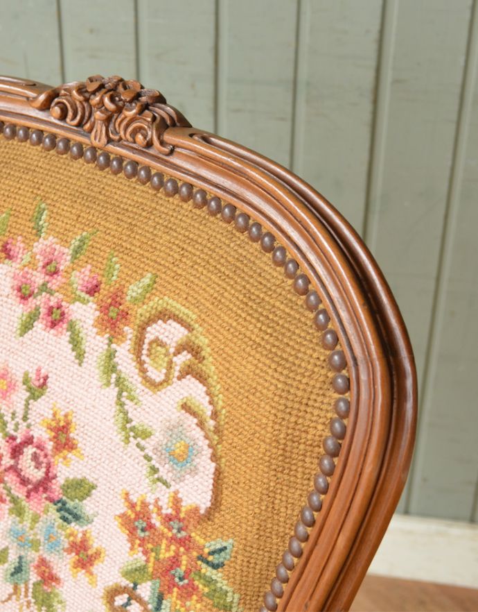 フレンチカブリオル　アンティーク チェア　刺繍が美しいフランス生まれのアンティークプチポワンチェア（イエロー）。背もたれの上には可愛いお花の飾りです。(j-578-c)
