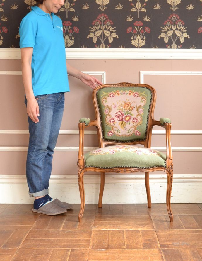 サロンチェア　アンティーク チェア　フランス生まれのエレガントなアンティークチェア、プチポワンのアームチェア（グリーン）。飾っても使っても楽しめる椅子です。(j-580-c)