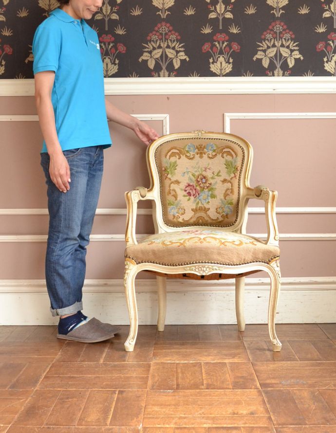 サロンチェア　アンティーク チェア　フランス生まれのサロンチェア、ホワイトペイントのアンティークプチポワンチェア。飾っても使っても楽しめる椅子です。(j-581-c)