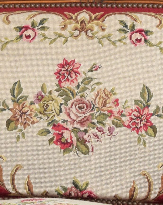 フレンチカブリオル　アンティーク チェア　フランス生まれのエレガントなアンティークチェア、プチポワンソファ（レッド） 。美しいお花の刺繍からは気品が感じられます。(j-584-c)