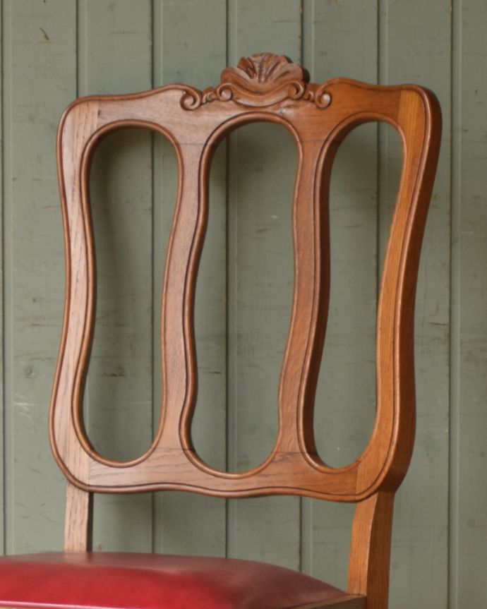 ダイニングチェア　アンティーク チェア　背もたれが華やかなフランスの椅子、赤い座面のアンティークダイニングチェア。背もたれに施されたティアラ形はもちろん、椅子と言えどもフランスらしさが刻まれた彫はなんとも優雅。(j-585-c)
