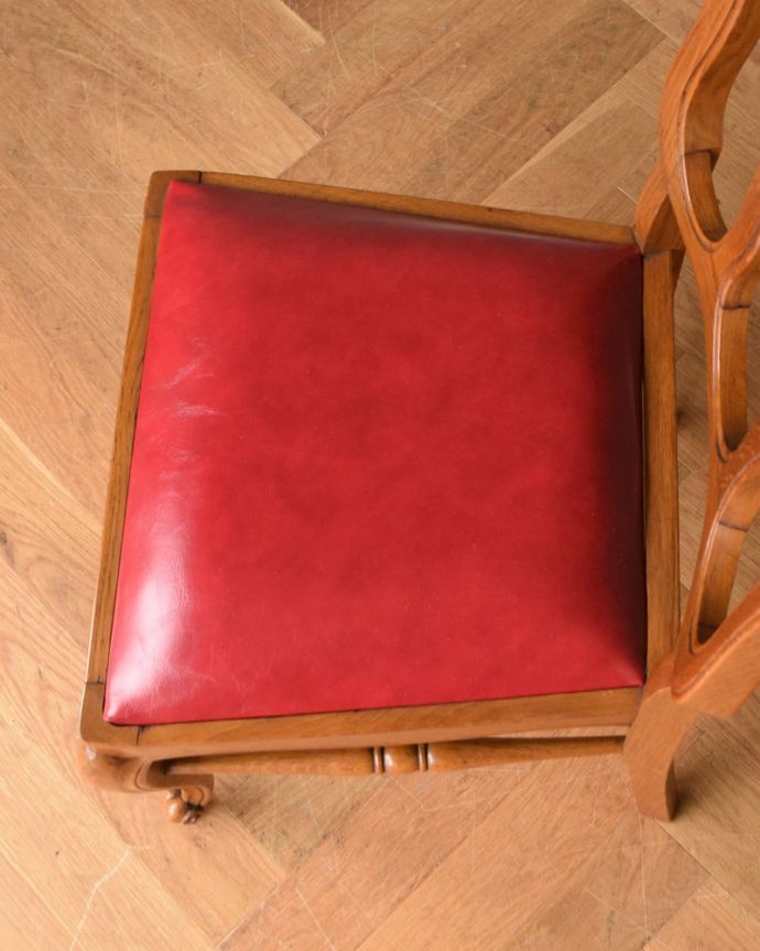 ダイニングチェア　アンティーク チェア　背もたれが華やかなフランスの椅子、赤い座面のアンティークダイニングチェア。座面を上から見るとこんな感じ座面は張り座なので、長時間座っても疲れません。(j-585-c)