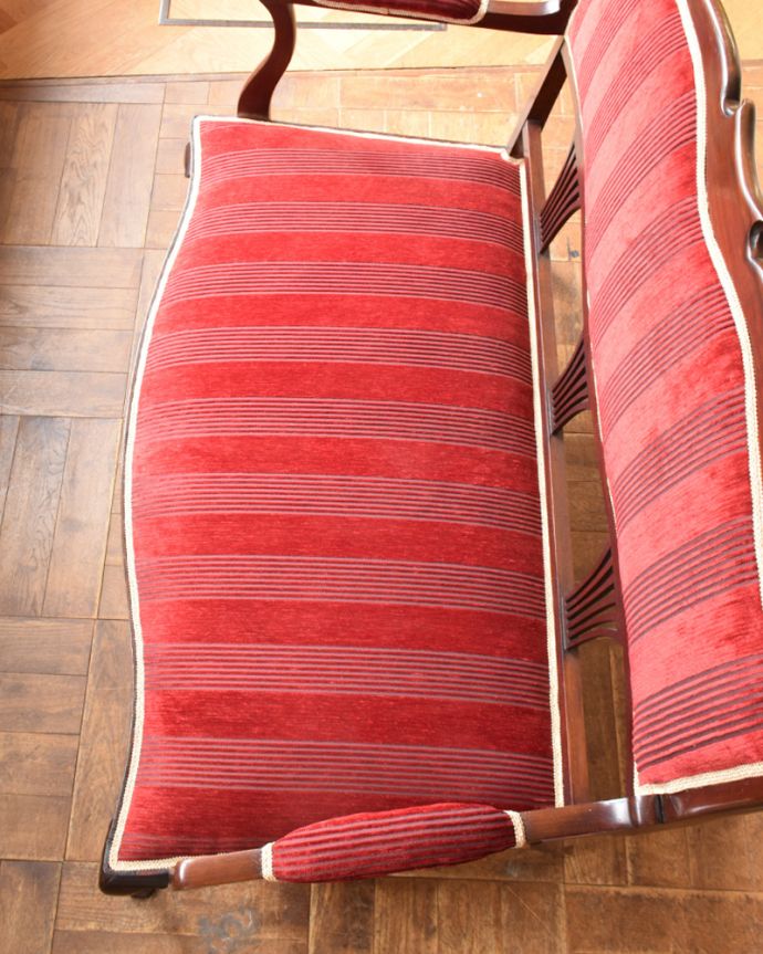 セティ・ソファ・ベンチ　アンティーク チェア　英国輸入のアンティークチェア、気品たっぷりなマホガニー材を使ったセティ（ソファ）。すわり心地がいい座面。(j-587-c)