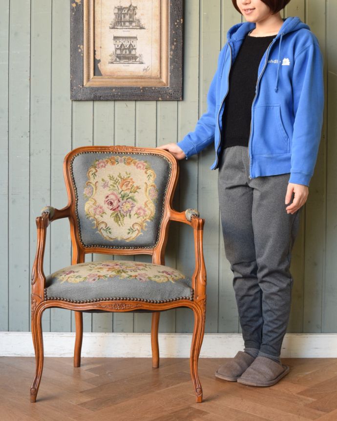 サロンチェア　アンティーク チェア　刺繍が美しいプチポワンアームチェア、南仏デザインのアンティークイス。飾っても使っても楽しめる椅子です。(j-588-c)