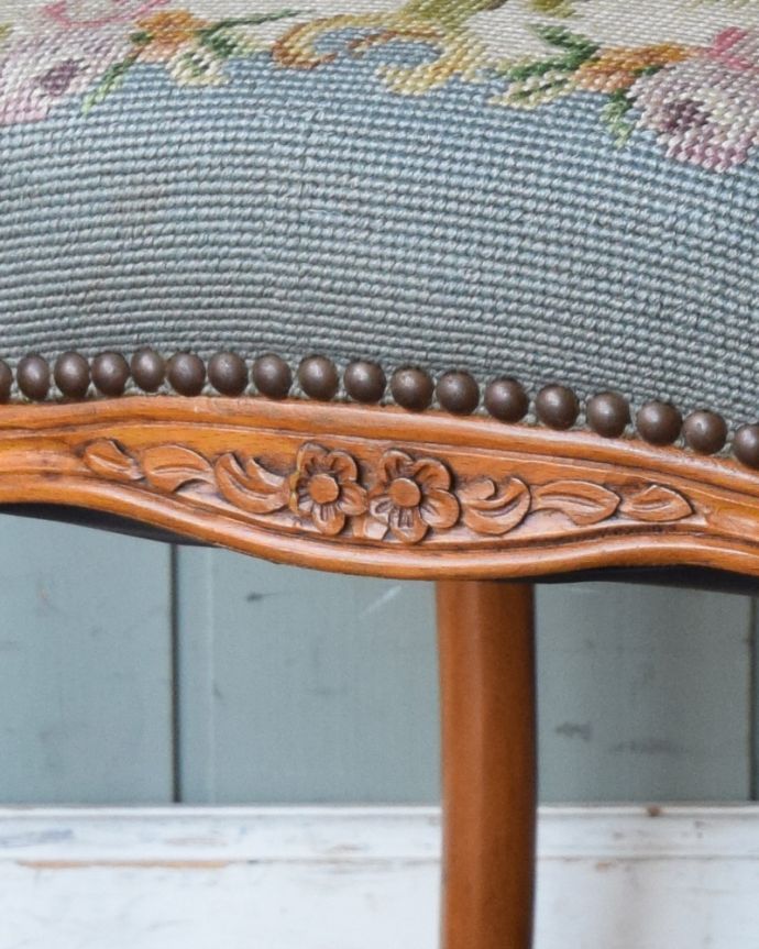 サロンチェア　アンティーク チェア　刺繍が美しいプチポワンアームチェア、南仏デザインのアンティークイス。座ってしまうと見えない部分にまでも彫があります。(j-588-c)