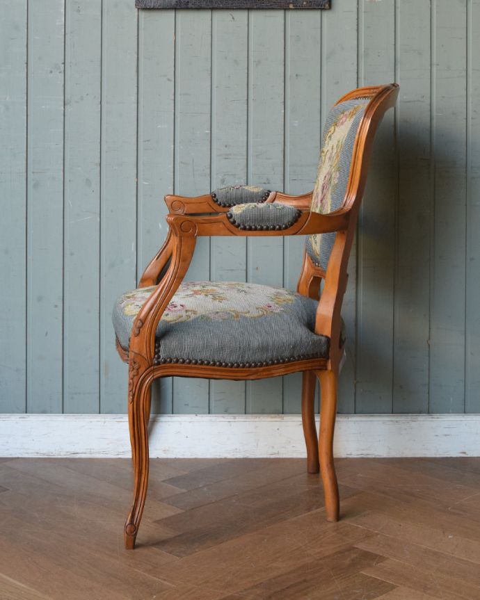 フランスアンティーク木製プチポワンサロンチェア/刺繍/アーム椅子イス74-255
