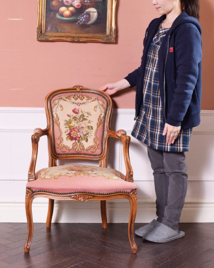 サロンチェア　アンティーク チェア　お花の刺繍が美しいアンティークチェア、プチポワンのアーム付きチェア。飾っても使っても楽しめる椅子です。(j-589-c)