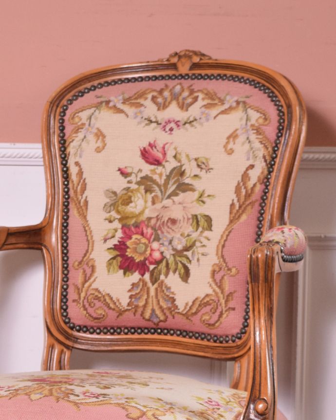 サロンチェア　アンティーク チェア　お花の刺繍が美しいアンティークチェア、プチポワンのアーム付きチェア。色合いが上品で高級感があります。(j-589-c)