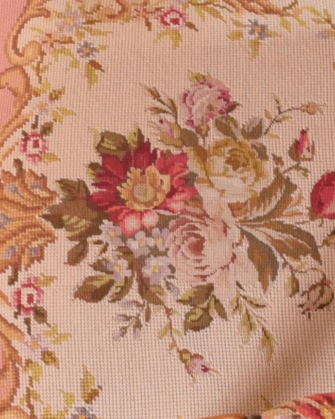 サロンチェア　アンティーク チェア　お花の刺繍が美しいアンティークチェア、プチポワンのアーム付きチェア。女性らしいデザイン。(j-589-c)