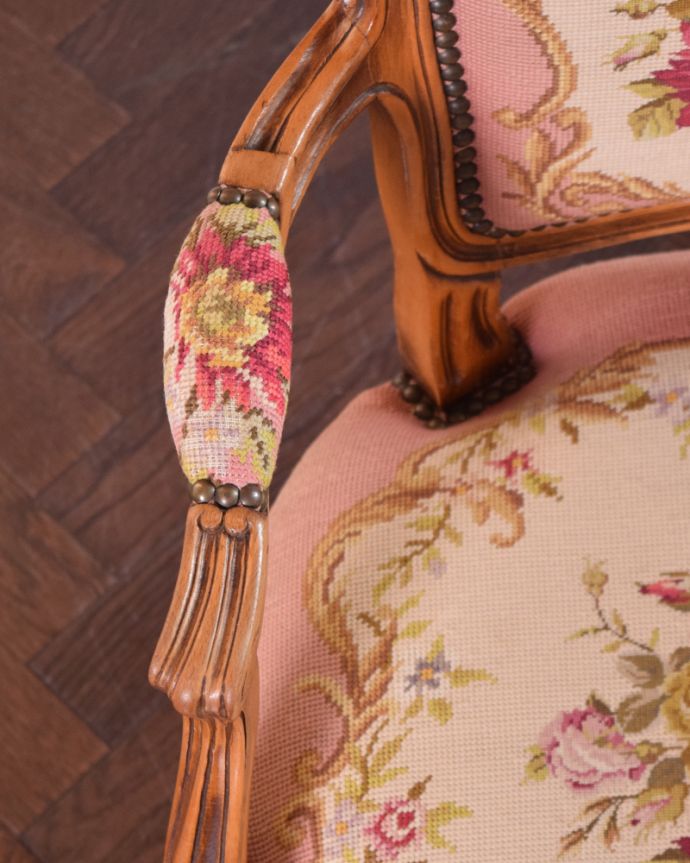サロンチェア　アンティーク チェア　お花の刺繍が美しいアンティークチェア、プチポワンのアーム付きチェア。そっと手を置きたくなるアームに施された刺繍。(j-589-c)