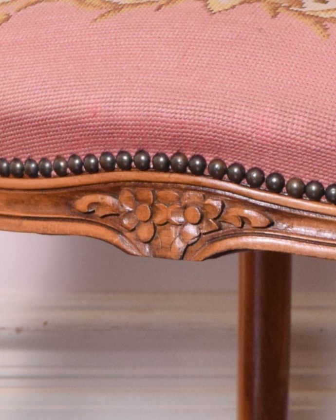 サロンチェア　アンティーク チェア　お花の刺繍が美しいアンティークチェア、プチポワンのアーム付きチェア。座ってしまうと見えない部分にまでも彫があります。(j-589-c)