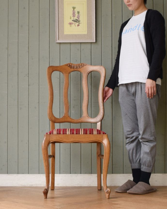 ダイニングチェア　アンティーク チェア　フランス輸入の華やかな椅子、アンティークダイニングチェア。フランスらしい脚線美にウットリどこを切り取ってもフランスらしい華やかな雰囲気のデザインの椅子。(j-592-c)