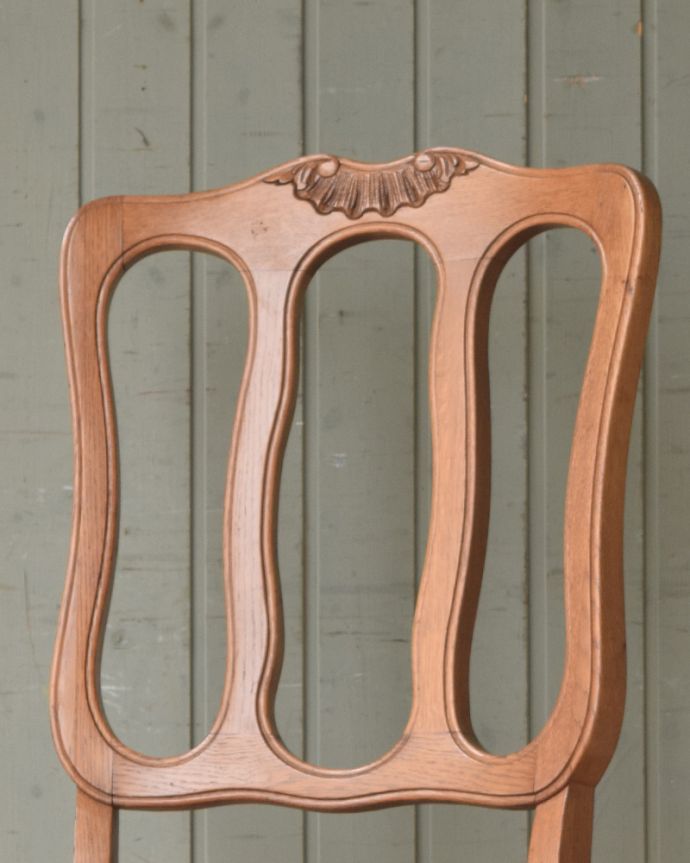 ダイニングチェア　アンティーク チェア　フランス輸入の華やかな椅子、アンティークダイニングチェア。背もたれに施されたティアラ形はもちろん、椅子と言えどもフランスらしさが刻まれた彫はなんとも優雅。(j-592-c)