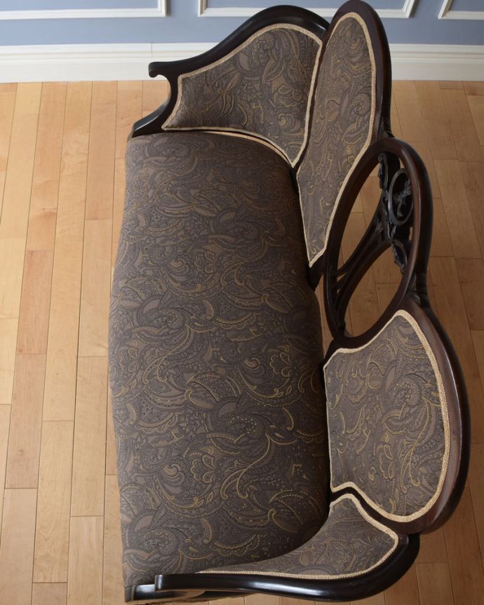 セティ・ソファ・ベンチ　アンティーク チェア　彫りの美しさも楽しめるセティ、アンティークの英国椅子（ソファベンチ）。すわり心地がいい座面。(j-594-c)
