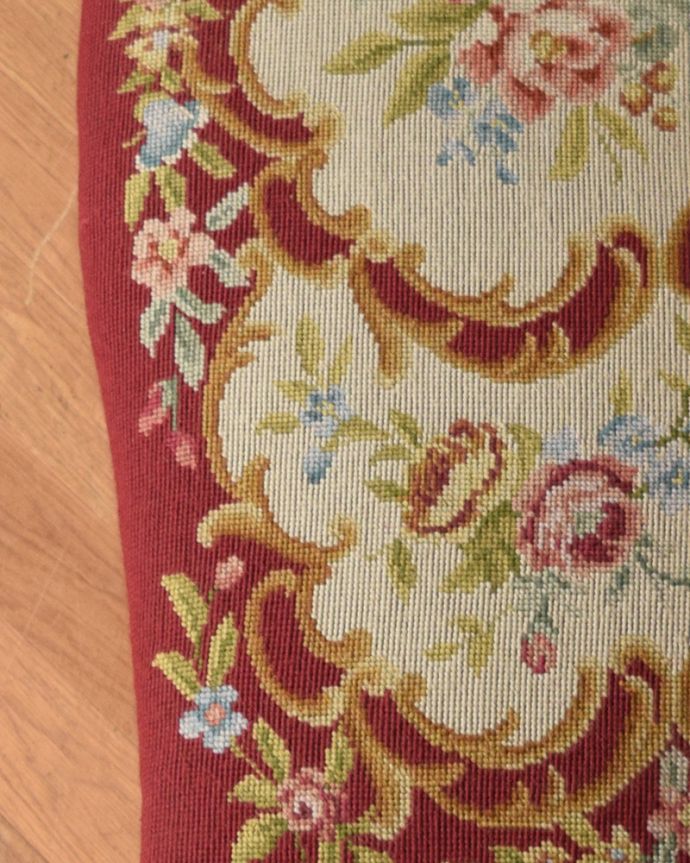 セティ・ソファ・ベンチ　アンティーク チェア　華やかなフランス輸入のアンティークソファ、プチポワンサロンチェア（２人掛け）。美しいお花の刺繍からは気品が感じられます。(j-602-c)