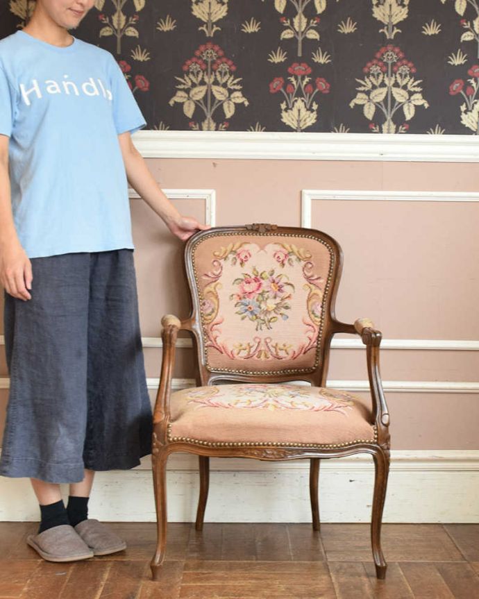 サロンチェア　アンティーク チェア　フランス生まれのサロンチェア、優雅な刺繍のアンティークプチポワンチェア。飾っても使っても楽しめる椅子です掛けると時間を忘れてくつろいでしまいます。(j-603-c)