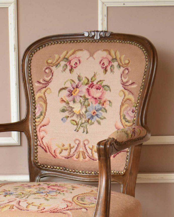 サロンチェア　アンティーク チェア　フランス生まれのサロンチェア、優雅な刺繍のアンティークプチポワンチェア。美しい装飾は最上級アンティークの証現代の技術では再現できないほど細かい装飾。(j-603-c)