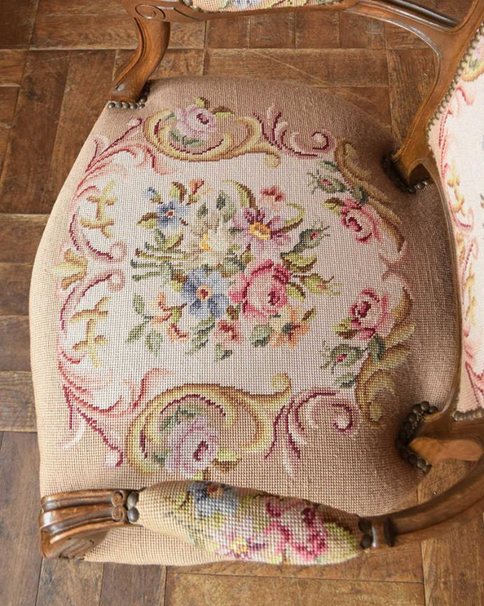 サロンチェア　アンティーク チェア　フランス生まれのサロンチェア、優雅な刺繍のアンティークプチポワンチェア。手刺繍とは思えない絵画の様な美しさです。(j-603-c)