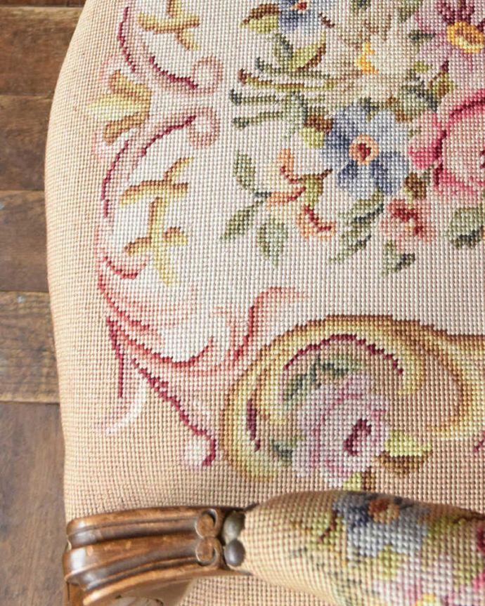 サロンチェア　アンティーク チェア　フランス生まれのサロンチェア、優雅な刺繍のアンティークプチポワンチェア。女性らしいデザイン。(j-603-c)