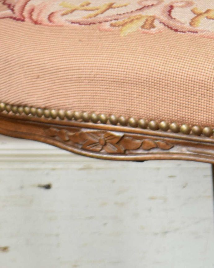 サロンチェア　アンティーク チェア　フランス生まれのサロンチェア、優雅な刺繍のアンティークプチポワンチェア。座ってしまうと見えない部分にまでも彫があります。(j-603-c)