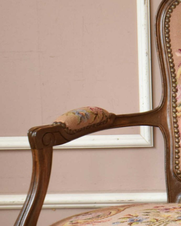 サロンチェア　アンティーク チェア　フランス生まれのサロンチェア、優雅な刺繍のアンティークプチポワンチェア。そっと手を置きたくなるアームに施された刺繍。(j-603-c)