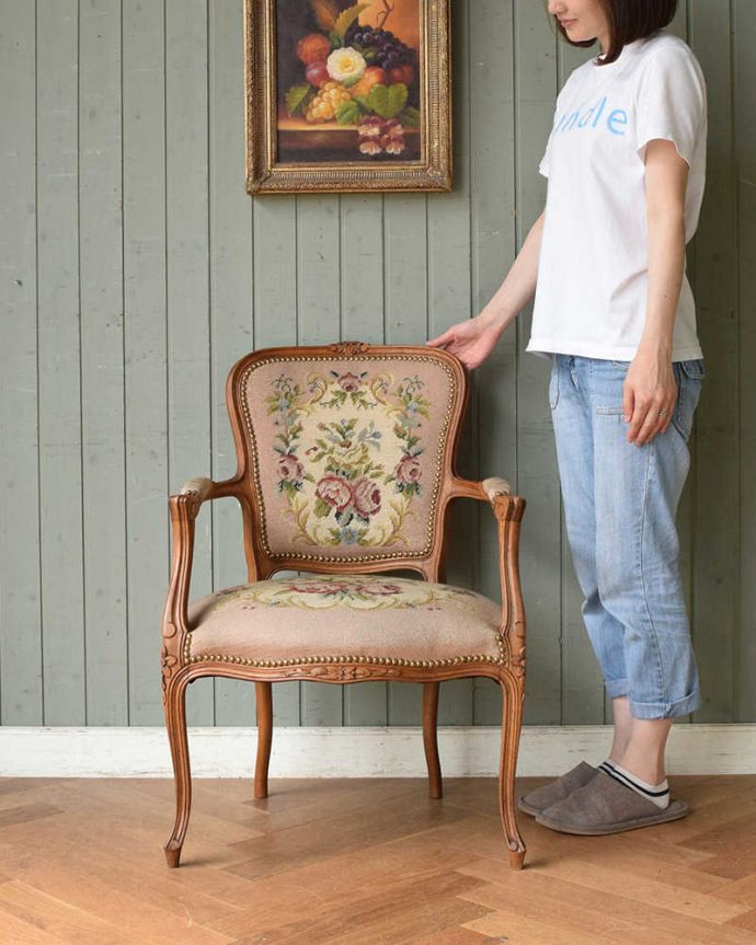 サロンチェア　アンティーク チェア　フランス生まれのサロンチェア、華やかなピンクのアンティークプチポワンチェア。飾っても使っても楽しめる椅子です掛けると時間を忘れてくつろいでしまいます。(j-604-c)